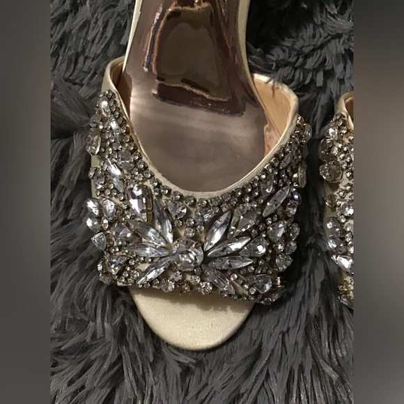 Badgley Mischka 8.5 Cream Satin Rhinestone Heels. *Scuffed - Picture 12 of 15